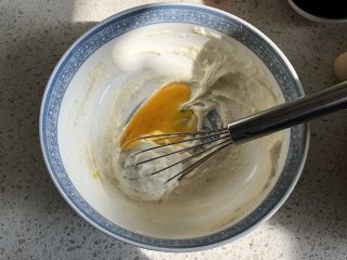3、口感绝佳的豆乳盒子,蛋清蛋黄分离，分次逐个加入蛋黄搅打均匀