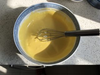 4、口感绝佳的豆乳盒子,搅打均匀的蛋黄糊