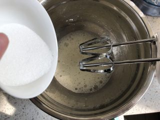 5、口感绝佳的豆乳盒子,蛋清内先滴入柠檬汁，电动打蛋器先低速打法至蛋清呈粗泡状，加入1/3的细砂糖，继续中高速打发，然后打发到蛋清泡沫细腻，再加入1/3的细砂糖继续打发，再打发到蛋清有明显纹路，倒入剩下的细砂糖继续打发