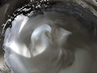 6、口感绝佳的豆乳盒子,打发到提起打蛋头有弯钩即可