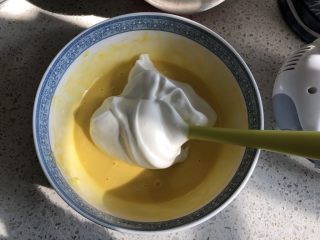 7、口感绝佳的豆乳盒子,分三次把蛋白霜加入到蛋黄糊中，每一次都翻拌均匀后再加入下一次蛋白霜，最后完全翻拌均匀