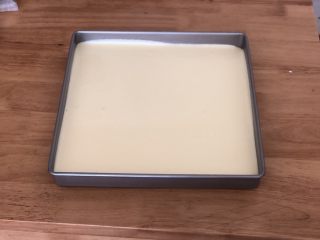 8、口感绝佳的豆乳盒子,最后把翻拌均匀的蛋糕糊倒入28.4cm*28.4cm的方形不粘烤盘中，在桌上轻轻磕几下震出大气泡