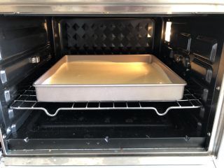 9、口感绝佳的豆乳盒子,放入提前预热好的烤箱，180度，上下火，烤20-25分钟，根据自己的烤箱定温和时间