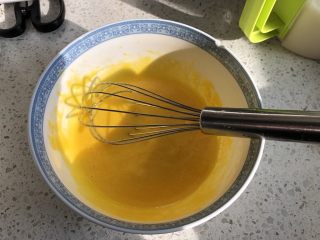 11、口感绝佳的豆乳盒子,【豆乳制作】蛋黄加细砂糖搅打均匀