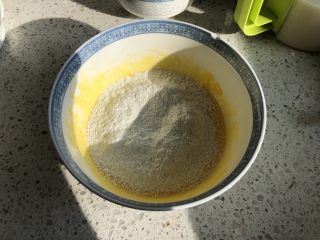 12、口感绝佳的豆乳盒子,筛入低筋面粉，搅拌均匀至干面粉
