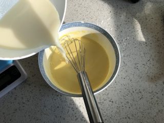 13、口感绝佳的豆乳盒子,自制的无糖豆浆烧开，趁热分次加入蛋黄中，一边倒入一边搅拌