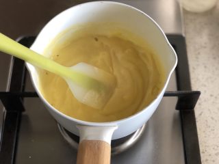 14、口感绝佳的豆乳盒子,然后搅拌均匀的豆浆蛋黄糊全部倒回小奶锅中，小火，一边煮一边搅拌，防止糊锅，搅拌到浓稠关火