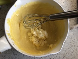 15、口感绝佳的豆乳盒子,奶油奶酪室温软化好，分两次加入到豆浆蛋黄糊中，每一次都搅拌顺滑