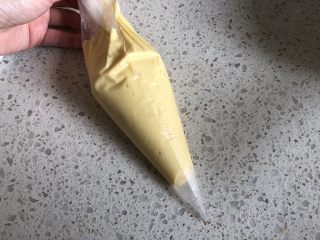 17、口感绝佳的豆乳盒子,放入裱花袋中，放凉，放冰箱冷藏备用