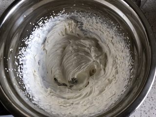 18、口感绝佳的豆乳盒子,200g淡奶油加15g细砂糖打发至可以裱花的状态