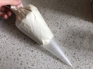 19、口感绝佳的豆乳盒子,刮入裱花袋中