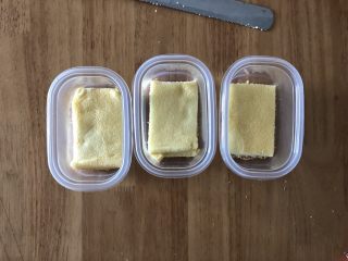 20、口感绝佳的豆乳盒子,把蛋糕切割为和盒子一样大小的长方形片，先放一片蛋糕在盒子底部