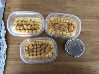 23、口感绝佳的豆乳盒子,均匀筛上一层熟黄豆面（黄豆面可以先炒香黄豆，然后用破壁机磨成粉）