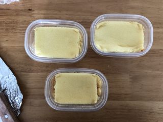 24、口感绝佳的豆乳盒子,再盖上一层蛋糕