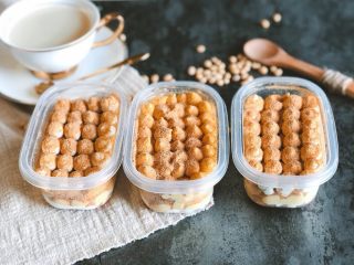 25、口感绝佳的豆乳盒子,依次再挤入奶油和豆乳，筛上熟黄豆粉