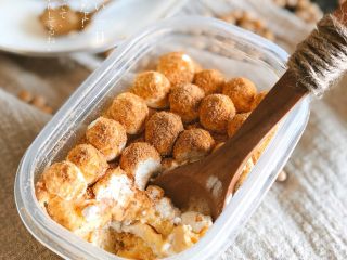 27、口感绝佳的豆乳盒子,超级丰富的层次，香甜不腻的口感，豆乳的豆香和乳酪的甜中微酸，这个口感，真的可以一口气吃下两盒啦～～