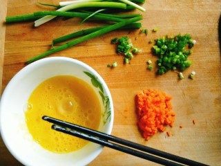 1、葱花鸡蛋饼,两个鸡蛋打散，胡萝卜切成小细粒，小葱切成小段