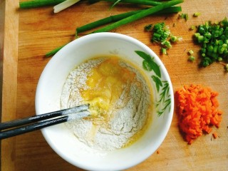 2、葱花鸡蛋饼,将面粉筛入鸡蛋液中搅拌