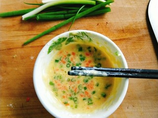 3、葱花鸡蛋饼,加适量水和胡萝卜葱花粒，搅拌