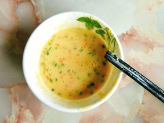 4、葱花鸡蛋饼,成为流动的糊状液体即可