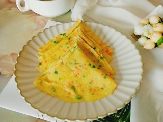 7、葱花鸡蛋饼,出锅盛盘，松软可口的鸡蛋葱花饼