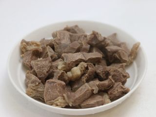 6、胡萝卜土豆炖牛肉,焯水的牛肉捞出备用