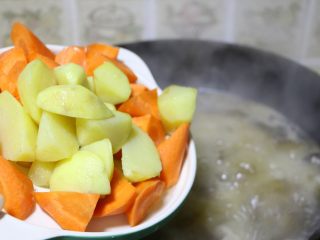 14、胡萝卜土豆炖牛肉,倒入切好的胡萝卜和土豆