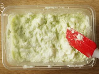 9、很蔬菜很哈根达斯,将打好的蔬菜汁分三次加入打发好的蛋白，搅拌均匀（纵观整个过程，嗯！这是个需要手速的料理）