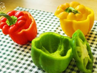 10、很蔬菜很哈根达斯,将彩椒洗净，切半挖空备用（粒粒皆辛苦，一定要挖孔）