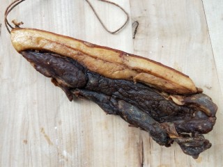 1、鲜香辣杏鲍菇炒腊肉,妈妈晒制的腊肉，切取适量。