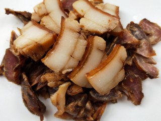 2、鲜香辣杏鲍菇炒腊肉,把腊肉用温水洗干净一下外表，切薄片。
