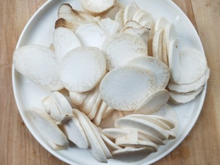 3、鲜香辣杏鲍菇炒腊肉,杏鲍菇洗净，切薄片。