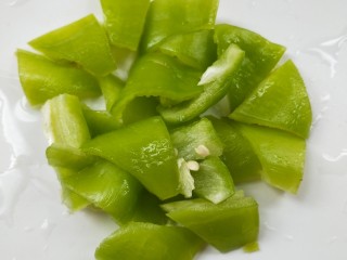 4、鲜香辣杏鲍菇炒腊肉,青椒洗净，切块。