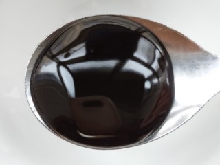 5、鲜香辣杏鲍菇炒腊肉,提前准备一碗汁，用一个小碗先加一勺蚝油。