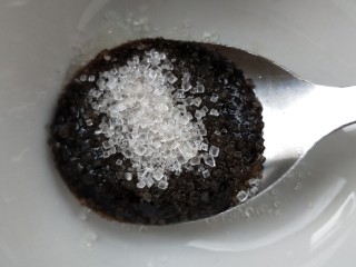 6、鲜香辣杏鲍菇炒腊肉,加少许白糖。