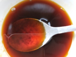 8、鲜香辣杏鲍菇炒腊肉,少许鸡精，少许清水，搅拌好，备用。