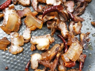 10、鲜香辣杏鲍菇炒腊肉,放腊肉，小火慢慢煸炒出油。