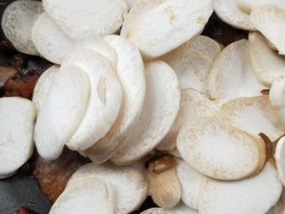 12、鲜香辣杏鲍菇炒腊肉,放杏鲍菇。