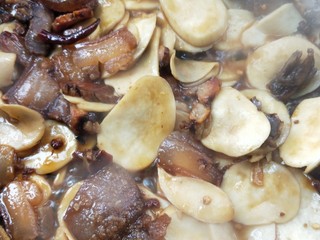 14、鲜香辣杏鲍菇炒腊肉,焖一会。