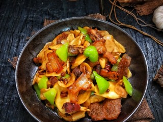 16、鲜香辣杏鲍菇炒腊肉,盛盘。