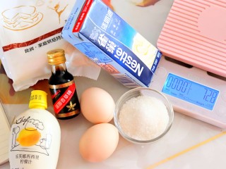 1、火爆Ins的StrawberryOmelet草莓抱抱卷,所有材料备好，淡奶油放在冷冻室冷冻一下有助于打发。