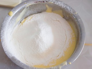 6、火爆Ins的StrawberryOmelet草莓抱抱卷,筛入低筋粉翻炒均匀无颗粒。