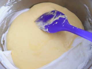 8、火爆Ins的StrawberryOmelet草莓抱抱卷,搅拌好的蛋糕糊倒回蛋白中翻炒均匀，装入裱花袋。