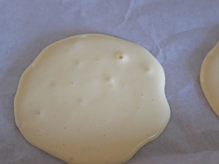 9、火爆Ins的StrawberryOmelet草莓抱抱卷,蛋糕糊挤成圆形入烤盘中。