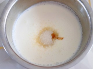 12、火爆Ins的StrawberryOmelet草莓抱抱卷,淡奶油中放入香草精和细砂糖。