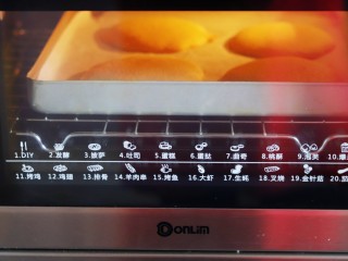 10、火爆Ins的StrawberryOmelet草莓抱抱卷,放入预热好的烤箱中190度烘烤10分钟上色取出。