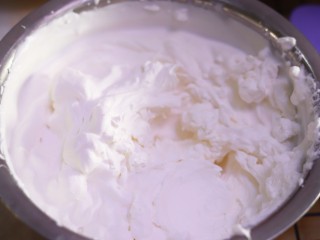 13、火爆Ins的StrawberryOmelet草莓抱抱卷,高速打发后，装入裱花袋。