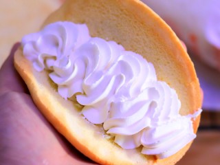 14、火爆Ins的StrawberryOmelet草莓抱抱卷,蛋糕胚轻轻弯曲，挤入淡奶油