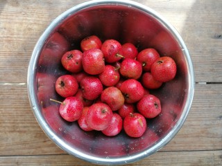 1、山楂糕,鲜山楂洗净