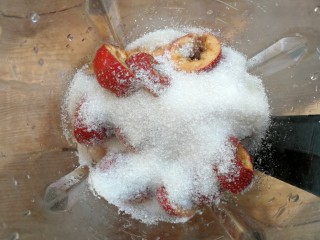 5、山楂糕,山楂去籽去蒂后全部放入破壁机桶,加入清水和白砂糖